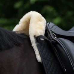 Schabracke, mit innenliegenden Taschen, Lammfell, Springschabracke