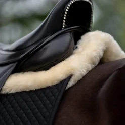 Schabracke, mit innenliegenden Taschen, Lammfell, Springschabracke